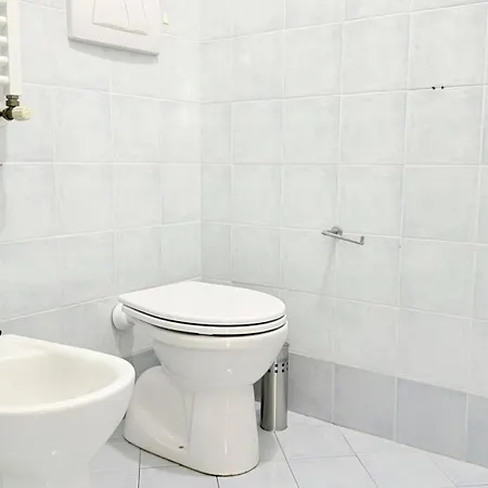 S349 - Sirolo, Comodo Bilocale Con Patio Esterno * シローロ