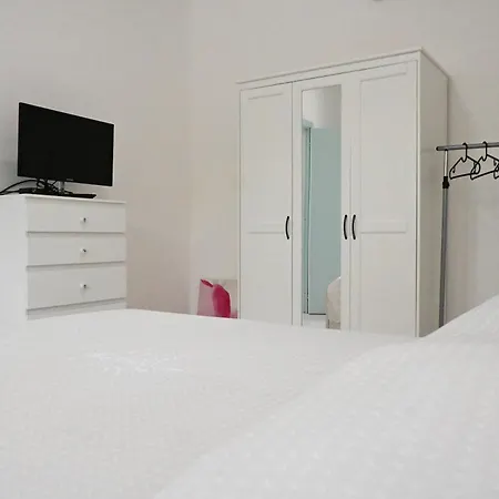 S349 - Sirolo, Comodo Bilocale Con Patio Esterno シローロ